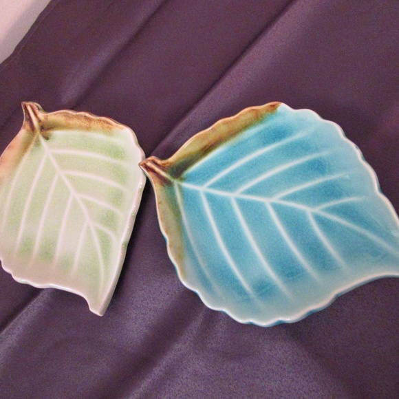 Vintage pair leaf shaped plates - Picture 3 of 9